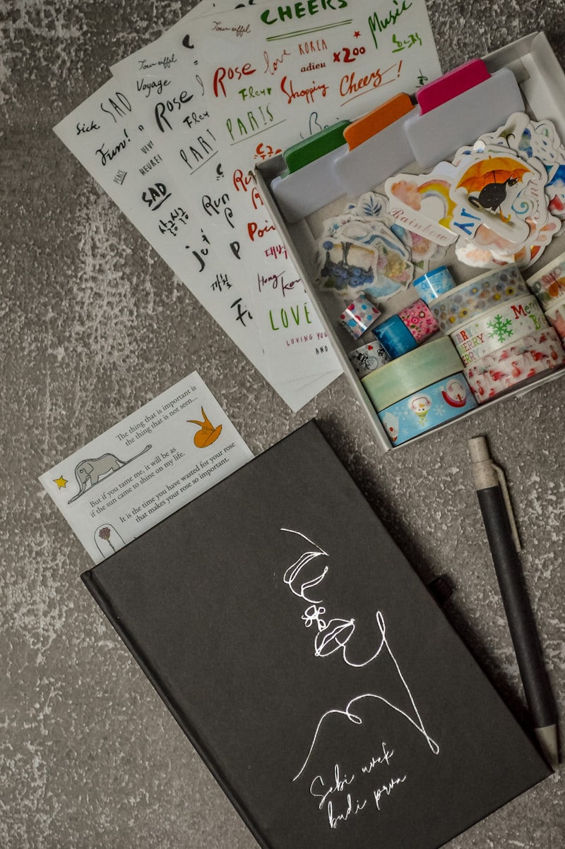Planner decorado com adesivos coloridos